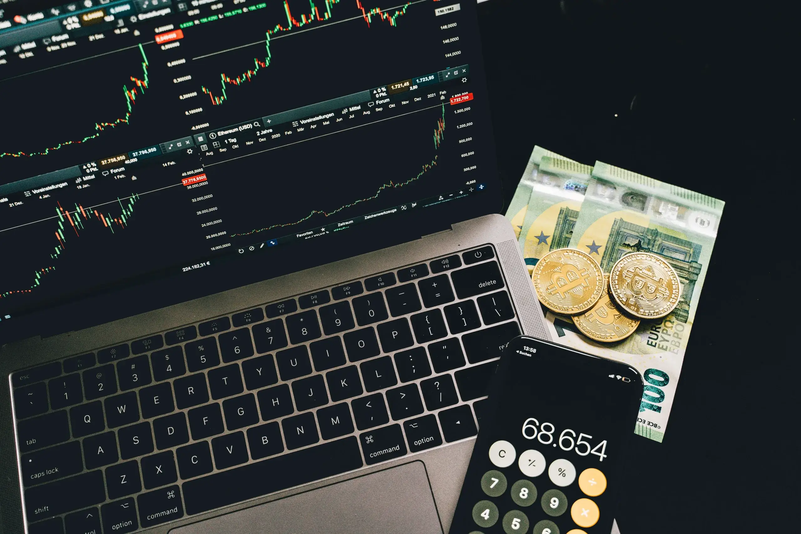 Low latency Forex VPS and scalping VPS powering real time Forex and cryptocurrency trading on a laptop and mobile device